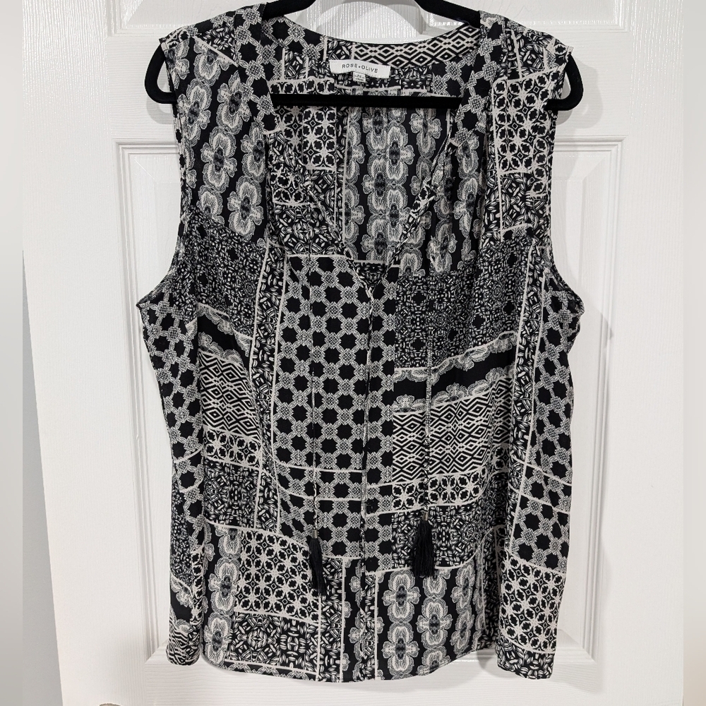 Rose +Olive Black and White Patterned Sleeveless Neck Tie Blouse in Size 2X